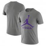 Camiseta Manga Corta Sacramento Kings Essential Jumpman Gris